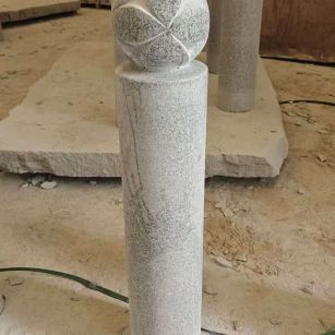 汉中 芝麻白花岗岩石材挡车石柱、停车柱、圆柱挡车柱、方柱挡车柱等