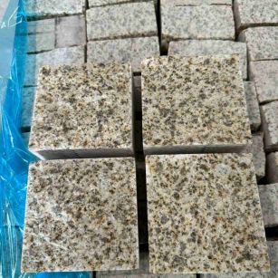 汉中 黄金麻花岗岩自然面小方块，弹石，马蹄石等