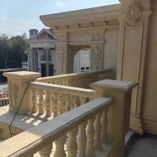 汉中 黄金麻别墅外墙干挂雕花配合阳台栏杆花瓶柱