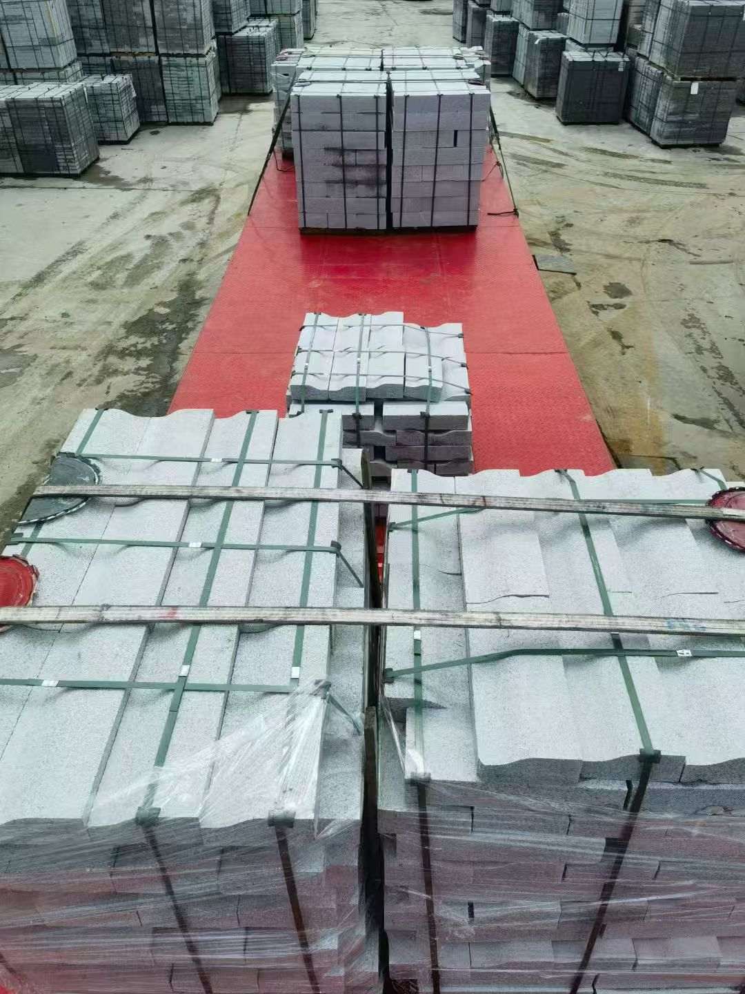 汉中 芝麻白仿形加直形路沿石出货日常