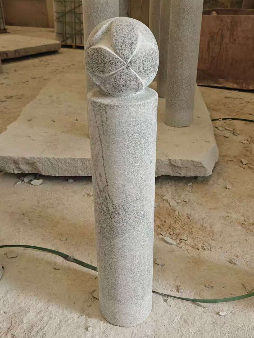 汉中 芝麻白花岗岩石材挡车石柱、停车柱、圆柱挡车柱、方柱挡车柱等