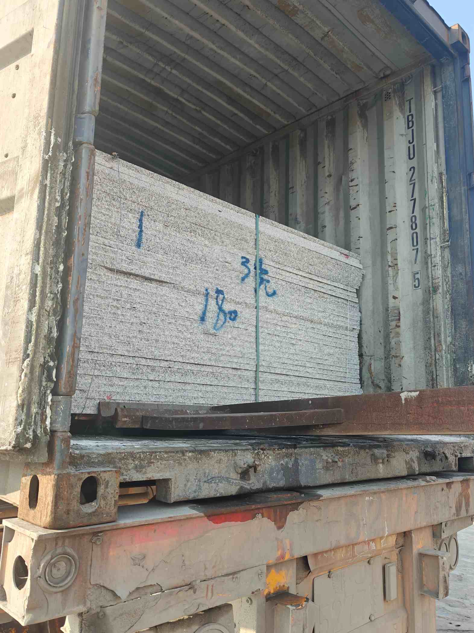 汉中 芝麻白花岗岩石材3.0公分光面毛板装柜出货