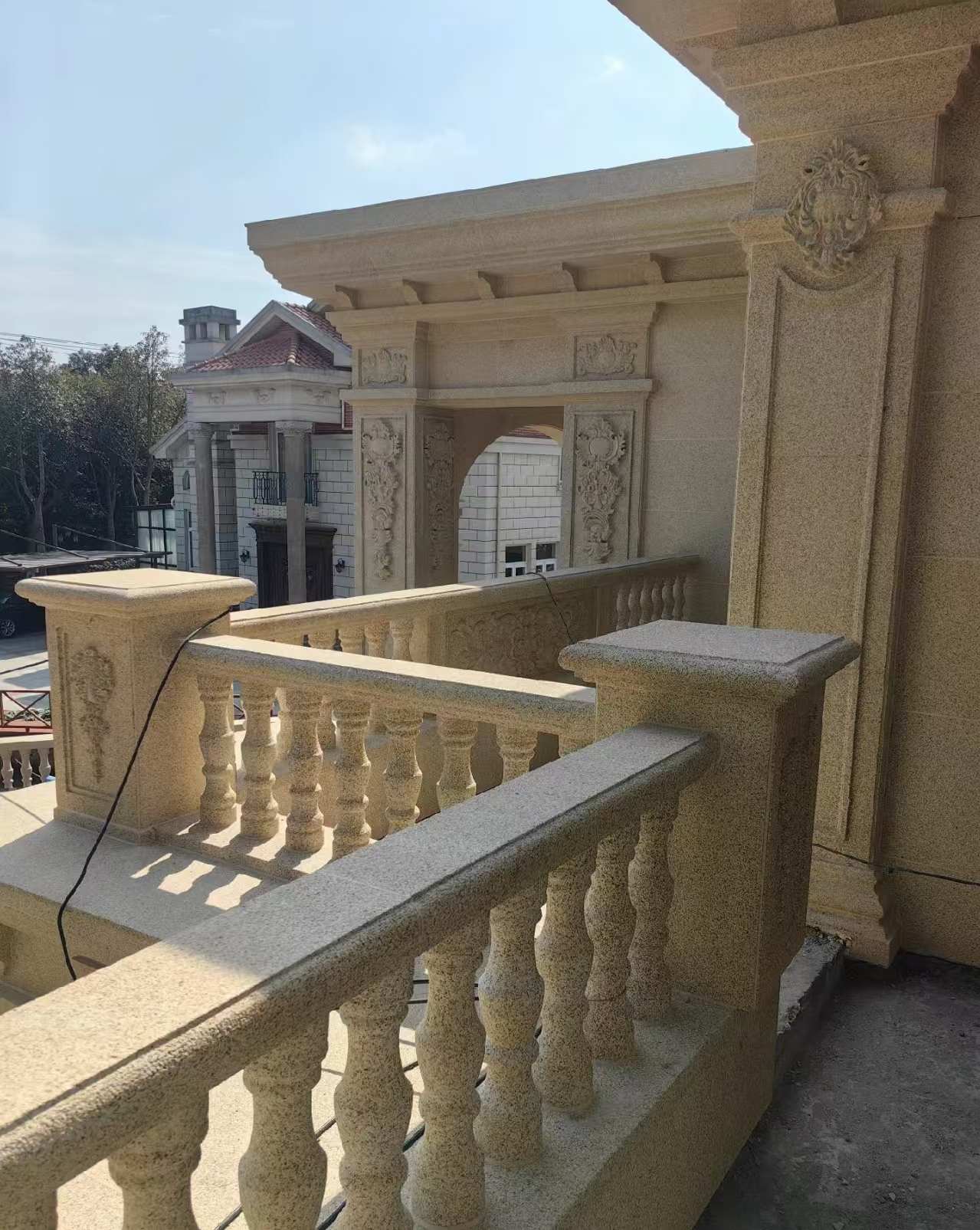 汉中 黄金麻别墅外墙干挂雕花配合阳台栏杆花瓶柱