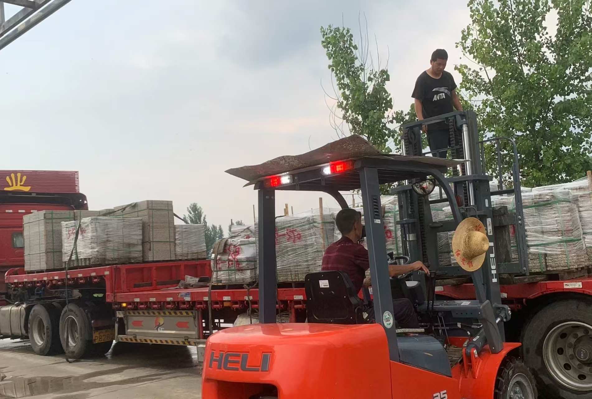 汉中 黄金麻冰裂纹，地铺石装车