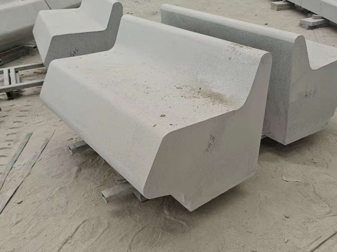 汉中 芝麻白花岗岩异形坐凳，石凳