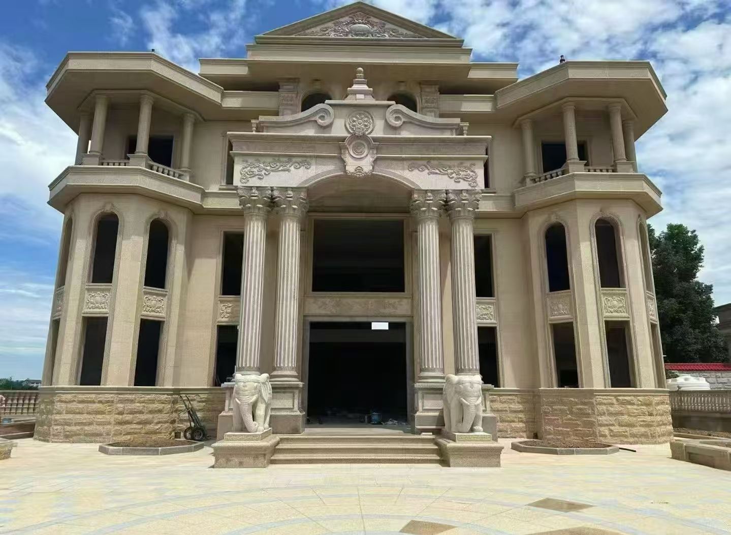 汉中 黄金麻别墅外墙干挂，大柱，大象，蘑菇石，雕花板