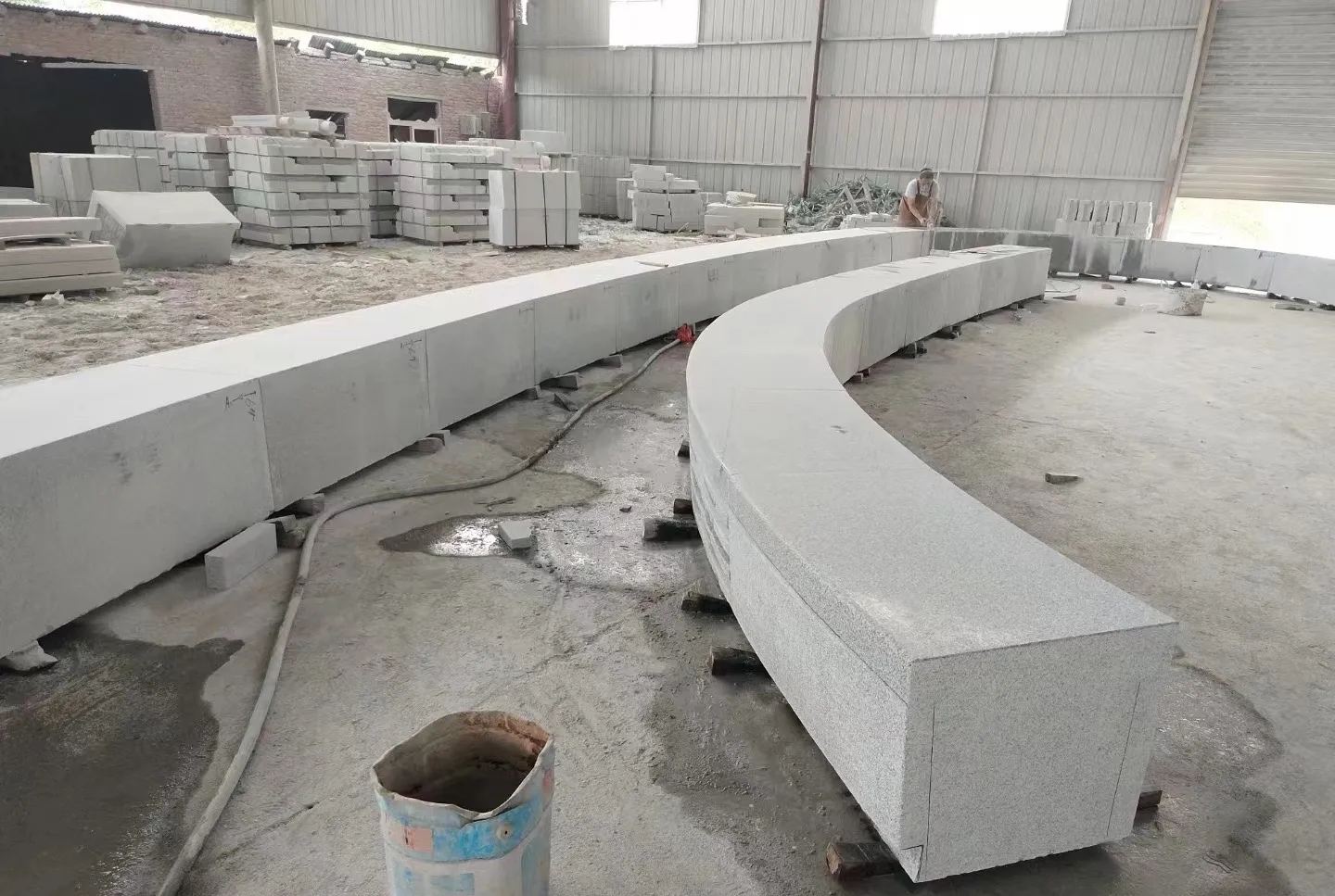 汉中芝麻白花岗岩石板材 园林光面弧形坐凳