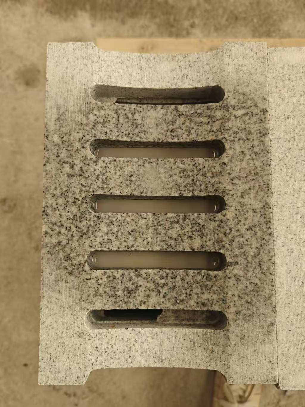 汉中 芝麻白拉丝面花岗岩U型开槽排水槽