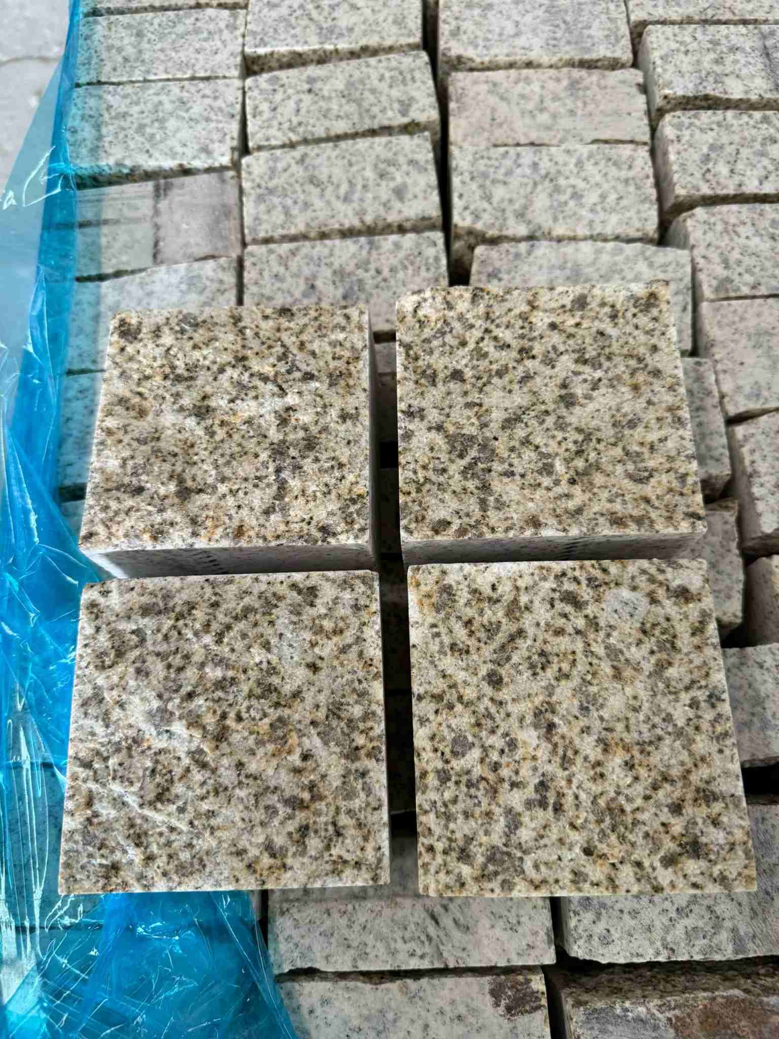 汉中 黄金麻花岗岩自然面小方块，弹石，马蹄石等