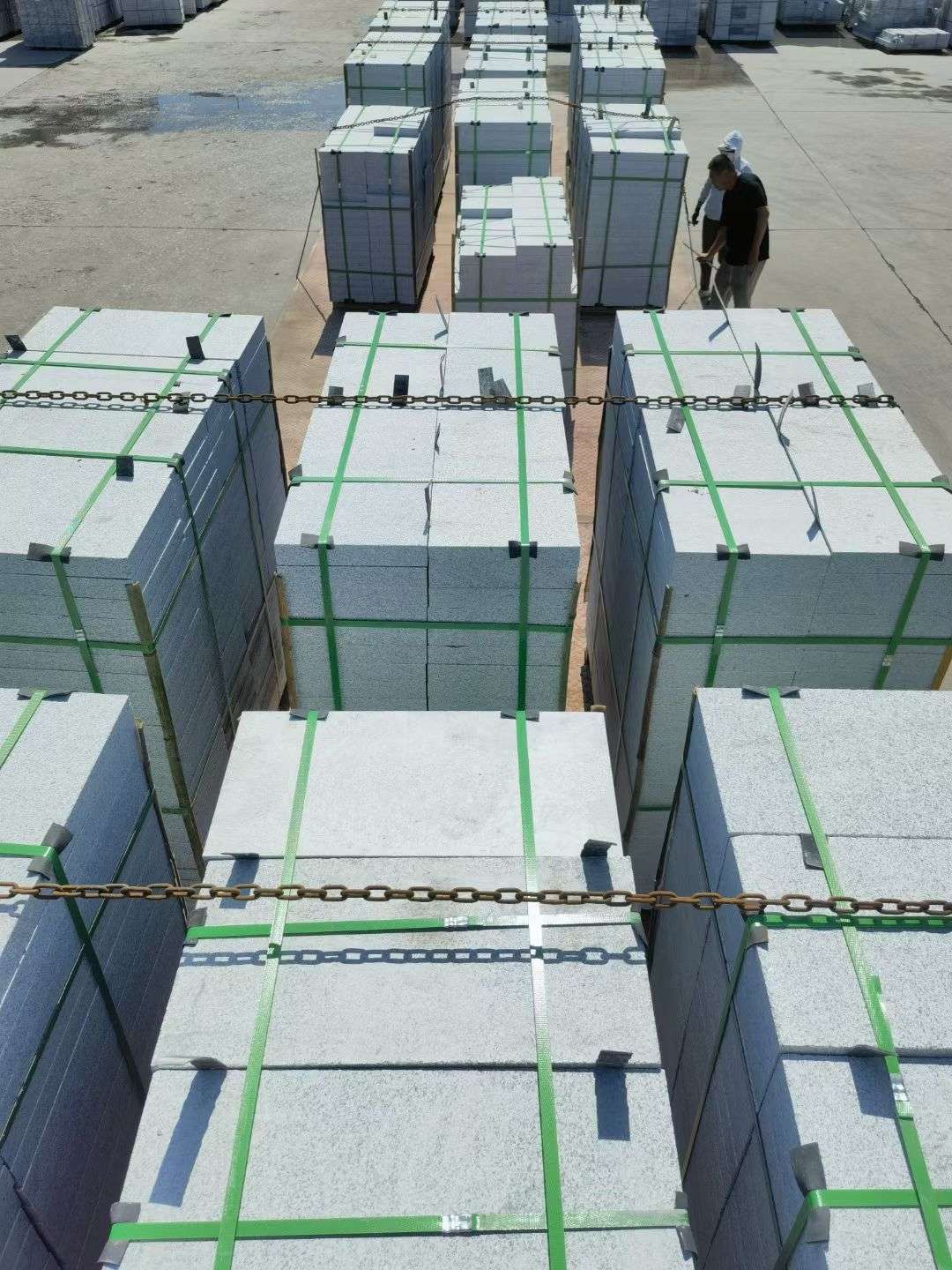 汉中 芝麻白花岗岩5公分地铺石 花岗岩厂家工厂装车日常