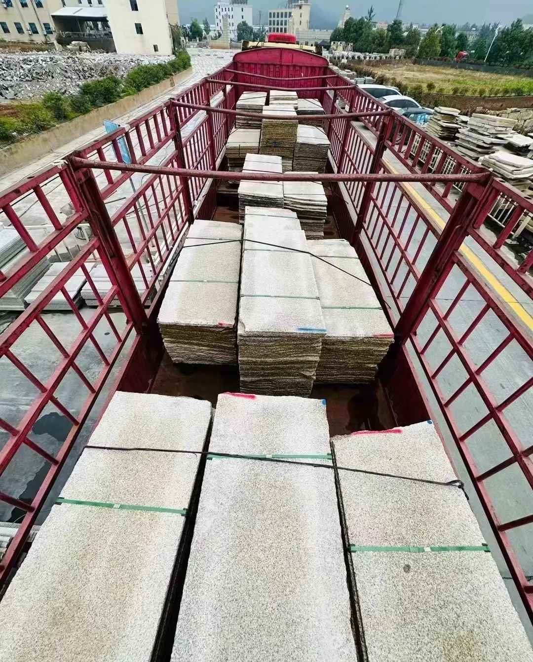 汉中 黄金麻花岗岩荔枝面，光面毛板装车完成