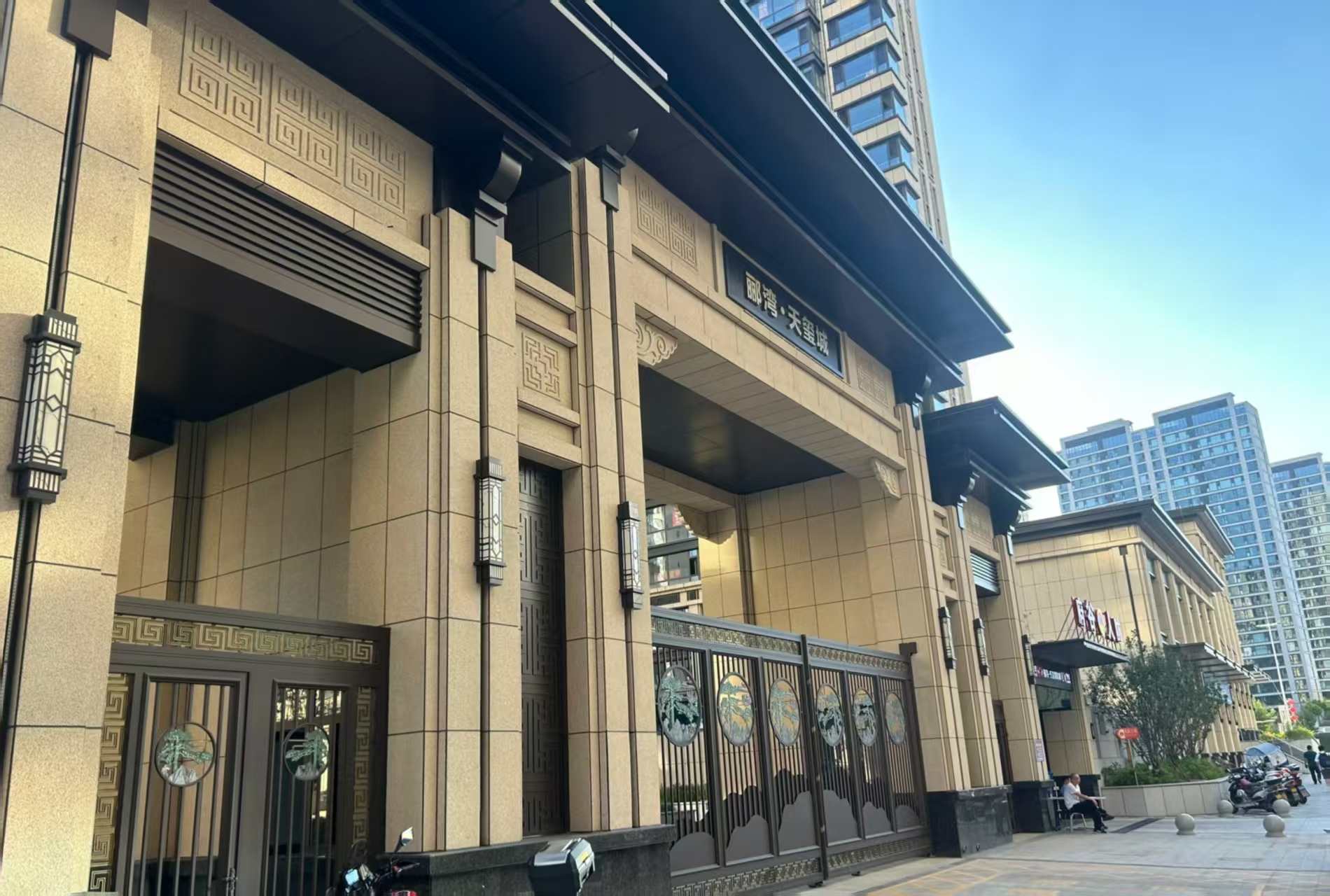 汉中 黄金麻花岗岩荔枝面小区门楼外墙干挂