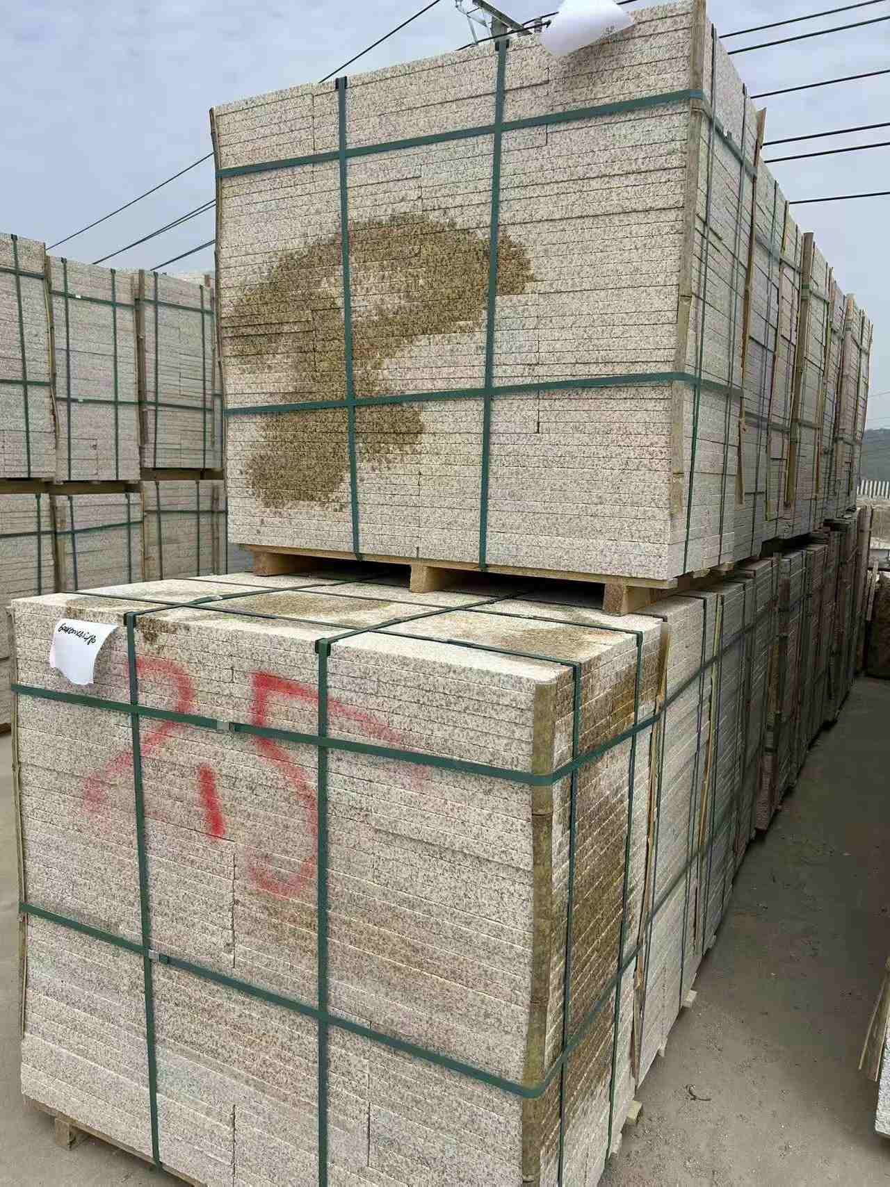 汉中 黄金麻花岗岩石材荔枝面地铺石2.5*300*600