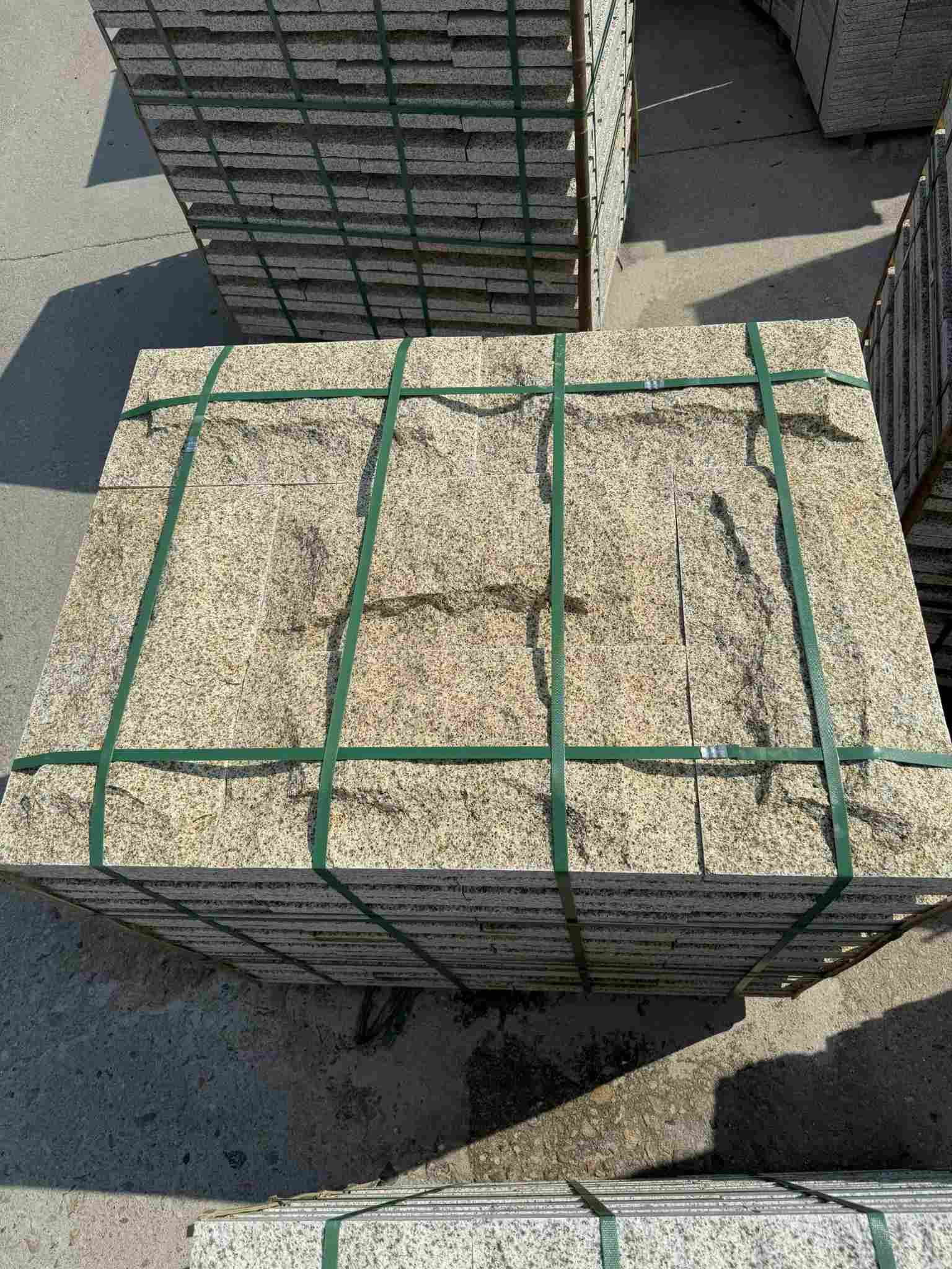 汉中 黄金麻花岗岩石材自然面蘑菇石成品