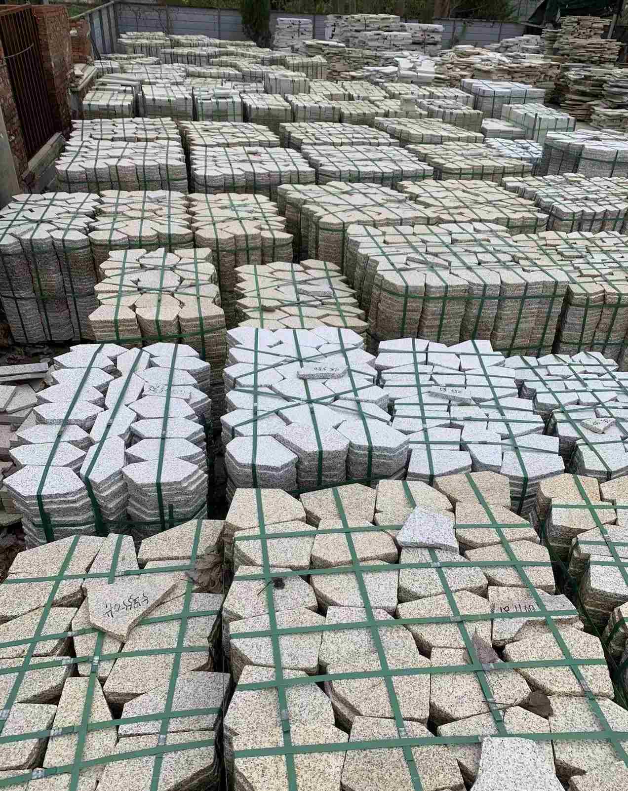 汉中 黄金麻白麻花岗岩荔枝面地铺石(冰裂纹)