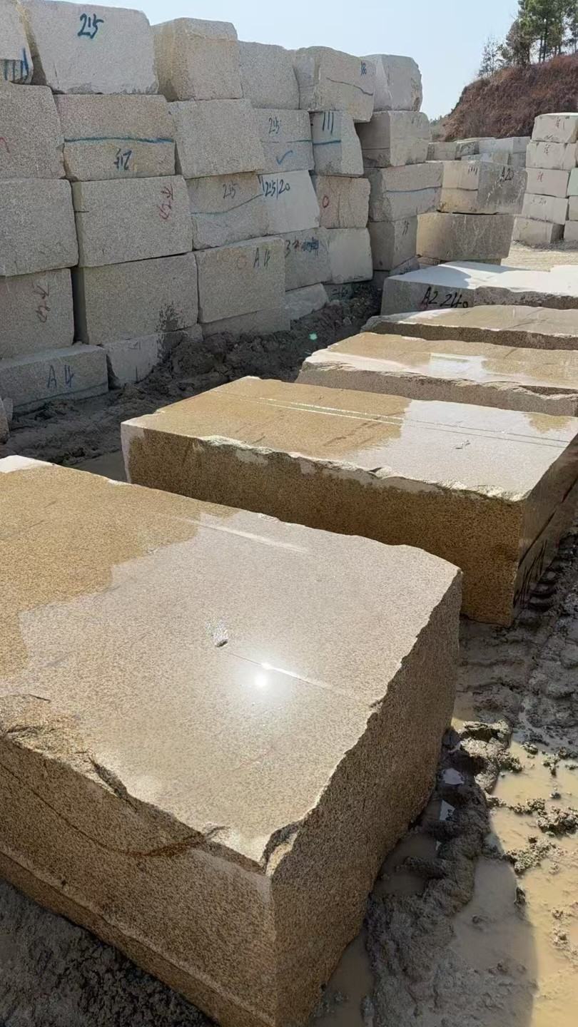 汉中 黄金麻方料堆场洗料分选中，原材料充足