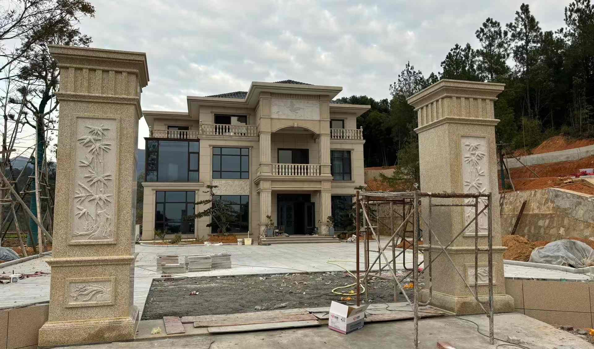 汉中 黄金麻花岗岩别墅雕花外墙干挂配上门口雕花罗马柱